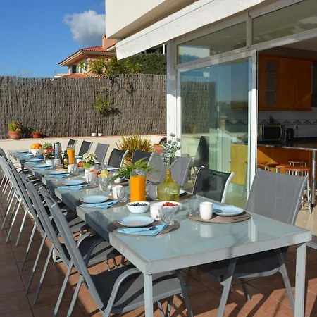 Villa Med A 2 Kilometros Andando De La Playa, Del Puerto De Aguadoc Y A 4 Del Centro De Muy Soleada Todo El Dia Capacidad Superior A 16 Personas No Requiere Coche Sitges