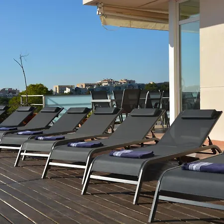Med A 2 Kilometros Andando De La Playa, Del Puerto De Aguadoc Y A 4 Del Centro De Muy Soleada Todo El Dia Capacidad Superior A 16 Personas No Requiere Coche Sitges