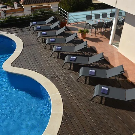 Med A 2 Kilometros Andando De La Playa, Del Puerto De Aguadoc Y A 4 Del Centro De Muy Soleada Todo El Dia Capacidad Superior A 16 Personas No Requiere Coche Sitges