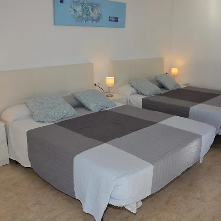 Villa Med A 2 Kilometros Andando De La Playa, Del Puerto De Aguadoc Y A 4 Del Centro De Muy Soleada Todo El Dia Capacidad Superior A 16 Personas No Requiere Coche Sitges