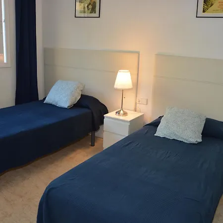 Med A 2 Kilometros Andando De La Playa, Del Puerto De Aguadoc Y A 4 Del Centro De Muy Soleada Todo El Dia Capacidad Superior A 16 Personas No Requiere Coche Sitges