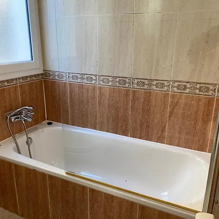Med A 2 Kilometros Andando De La Playa, Del Puerto De Aguadoç Y A 4 Del Centro De Muy Soleada Todo El Dia Capacidad Superior A 16 Personas No Requiere Coche Villa *