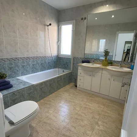 Villa Med A 2 Kilometros Andando De La Playa, Del Puerto De Aguadoç Y A 4 Del Centro De Muy Soleada Todo El Dia Capacidad Superior A 16 Personas No Requiere Coche *