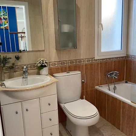 Med A 2 Kilometros Andando De La Playa, Del Puerto De Aguadoç Y A 4 Del Centro De Muy Soleada Todo El Dia Capacidad Superior A 16 Personas No Requiere Coche Villa Sitges