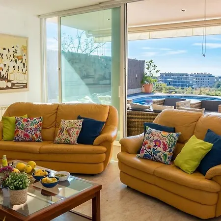 Villa Med A 2 Kilometros Andando De La Playa, Del Puerto De Aguadoc Y A 4 Del Centro De Muy Soleada Todo El Dia Capacidad Superior A 16 Personas No Requiere Coche Sitges