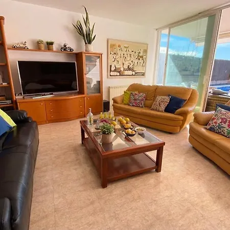 Med A 2 Kilometros Andando De La Playa, Del Puerto De Aguadoc Y A 4 Del Centro De Muy Soleada Todo El Dia Capacidad Superior A 16 Personas No Requiere Coche Villa Sitges