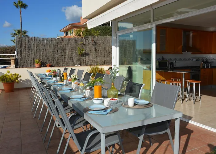 Villa Med A 2 Kilometros Andando De La Playa, Del Puerto De Aguadoç Y A 4 Del Centro De Muy Soleada Todo El Dia Capacidad Superior A 16 Personas No Requiere Coche Sitges