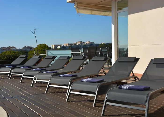 Med A 2 Kilometros Andando De La Playa, Del Puerto De Aguadoç Y A 4 Del Centro De Muy Soleada Todo El Dia Capacidad Superior A 16 Personas No Requiere Coche Sitges