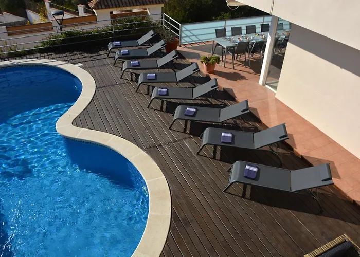 Med A 2 Kilometros Andando De La Playa, Del Puerto De Aguadoç Y A 4 Del Centro De Muy Soleada Todo El Dia Capacidad Superior A 16 Personas No Requiere Coche Sitges