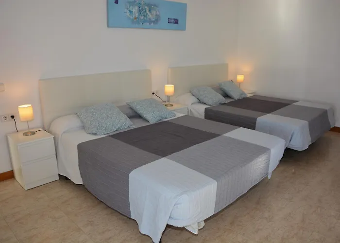 Villa Med A 2 Kilometros Andando De La Playa, Del Puerto De Aguadoç Y A 4 Del Centro De Muy Soleada Todo El Dia Capacidad Superior A 16 Personas No Requiere Coche Sitges