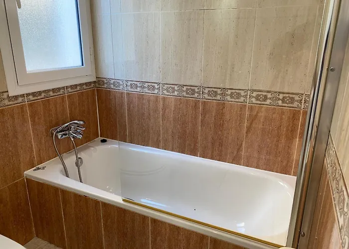 Med A 2 Kilometros Andando De La Playa, Del Puerto De Aguadoç Y A 4 Del Centro De Muy Soleada Todo El Dia Capacidad Superior A 16 Personas No Requiere Coche Villa *