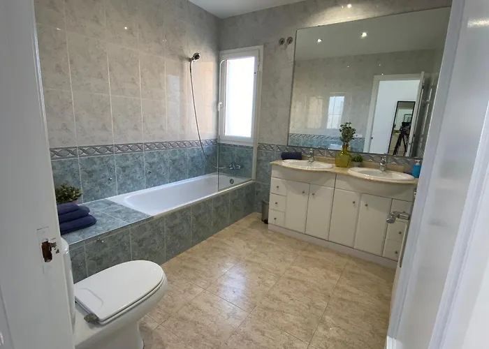 Villa Med A 2 Kilometros Andando De La Playa, Del Puerto De Aguadoç Y A 4 Del Centro De Muy Soleada Todo El Dia Capacidad Superior A 16 Personas No Requiere Coche *