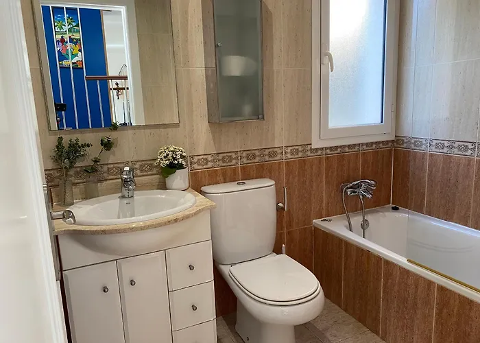 Med A 2 Kilometros Andando De La Playa, Del Puerto De Aguadoç Y A 4 Del Centro De Muy Soleada Todo El Dia Capacidad Superior A 16 Personas No Requiere Coche Villa Sitges