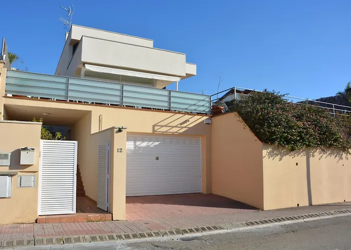 Med A 2 Kilometros Andando De La Playa, Del Puerto De Aguadoç Y A 4 Del Centro De Muy Soleada Todo El Dia Capacidad Superior A 16 Personas No Requiere Coche Villa