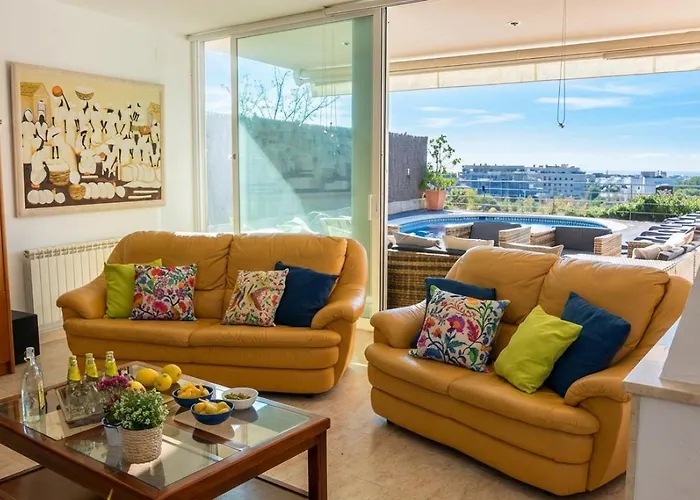 Villa Med A 2 Kilometros Andando De La Playa, Del Puerto De Aguadoç Y A 4 Del Centro De Muy Soleada Todo El Dia Capacidad Superior A 16 Personas No Requiere Coche Sitges